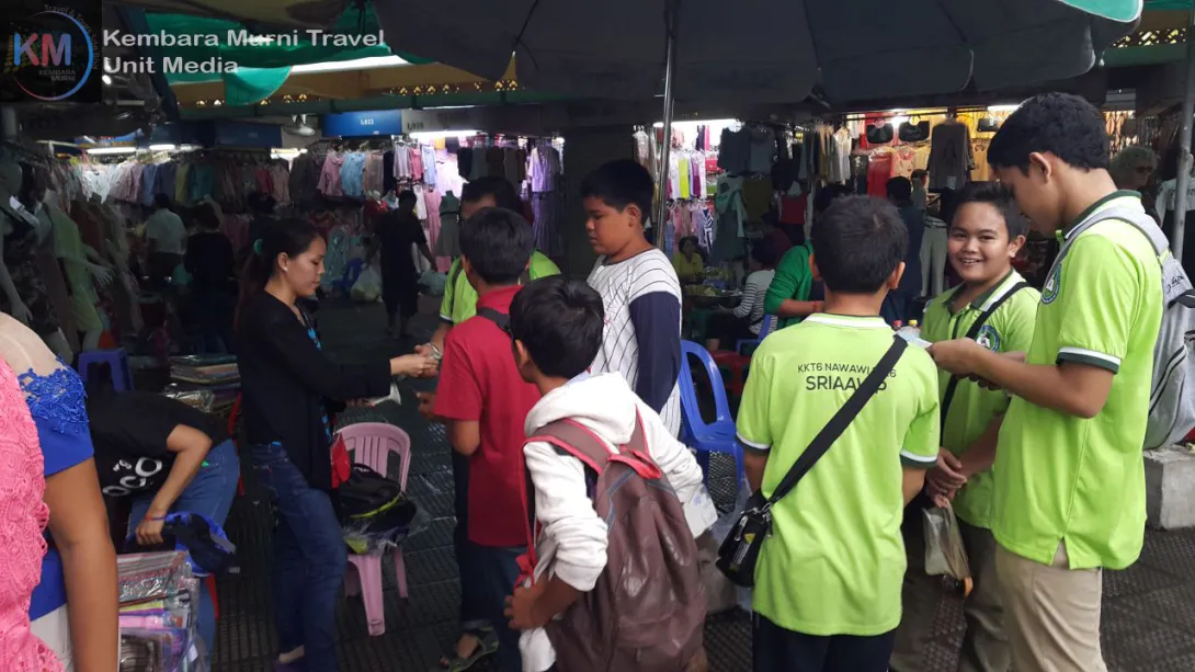 Pelajar pun tidak kurang meriah membeli..