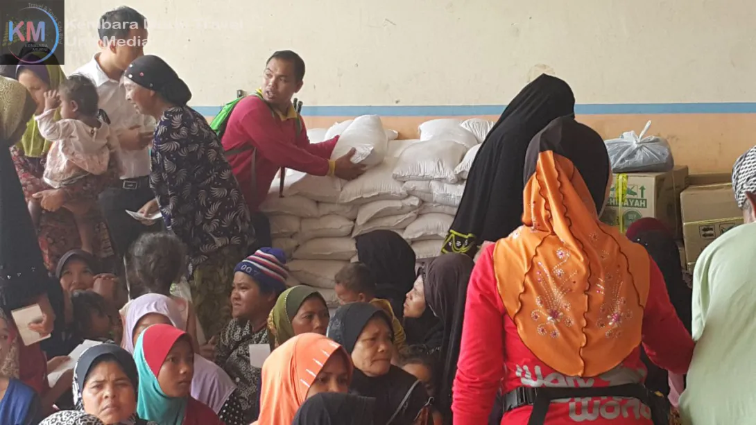 Lawatan ke sebuah perkampungan Melayu Champa - antara sumbangan yang diberikan ialah beras