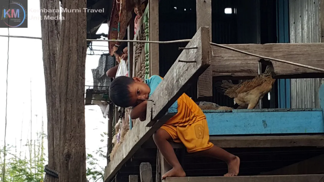 Lawatan ke sebuah perkampungan Melayu Champa - anak ini sedang bergaya dengan gayanya yang tersendiri..hihi