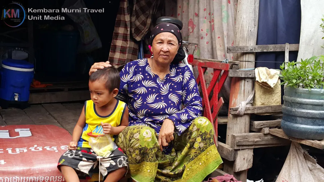 Lawatan ke sebuah perkampungan Melayu Champa - Ibu dan anak sedang berehat di pelantar rumah