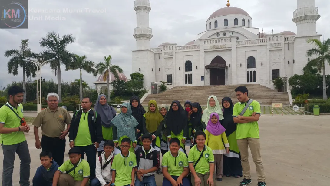 Bergambar di depan sebuah masjid