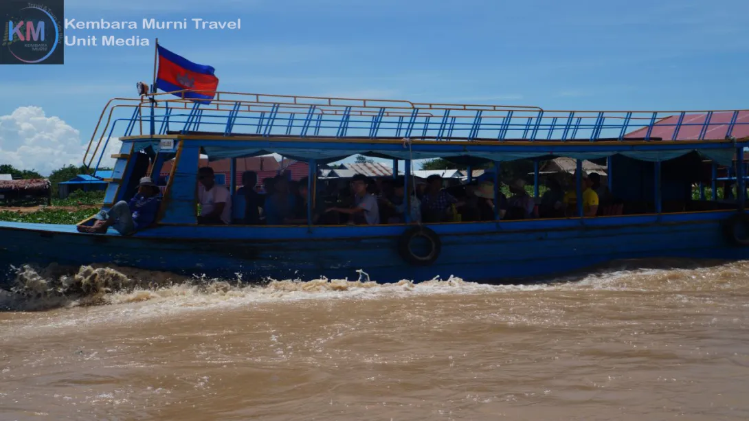 Aktiviti menelusi sungai dengan bot