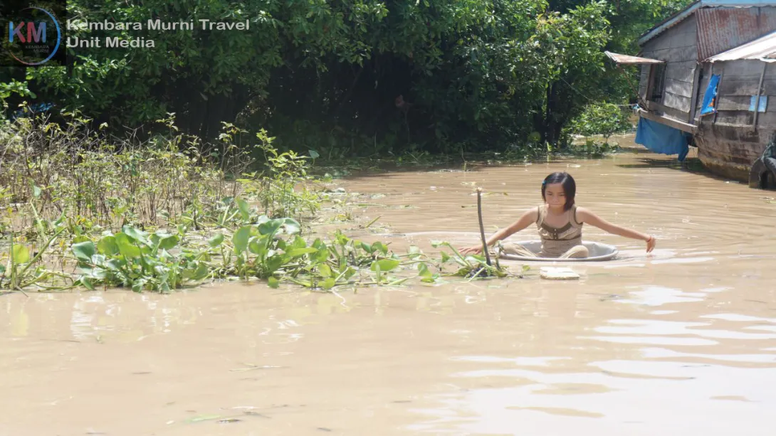 Aktiviti yang jarang kita lihat - anak ini dengan satai menaiki 'perahu kawah'