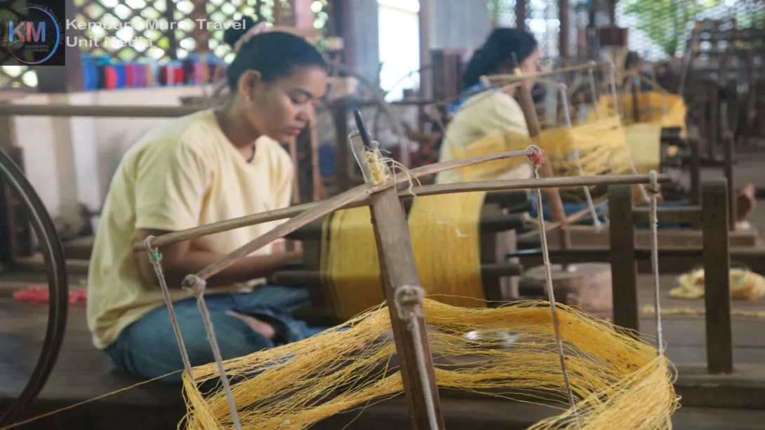 Aktiviti membuat kain sutera