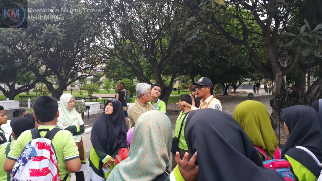 Taklimat ringkas dari pemandu pelancong kami