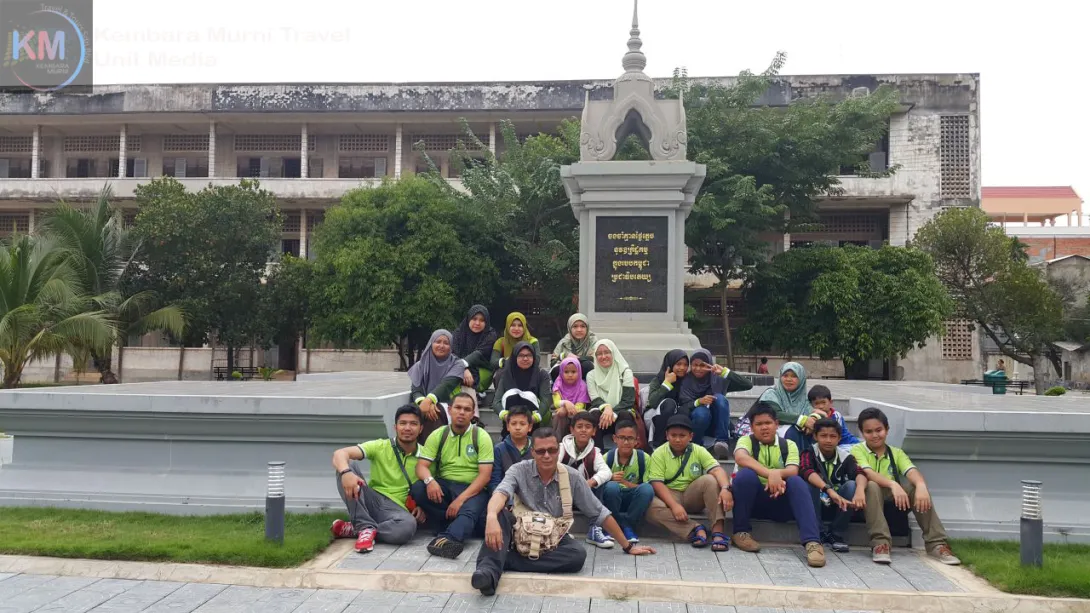 Bergambar kenang-kenangan di sebuah tugu