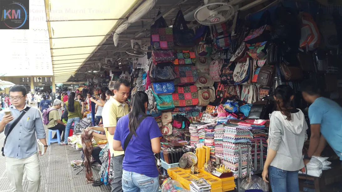 Ada kedai menjual pakaian dan barangan kulit. Pakaian &amp; barangan kulit ada yang bermutu..tapi kena pandai memilih la..