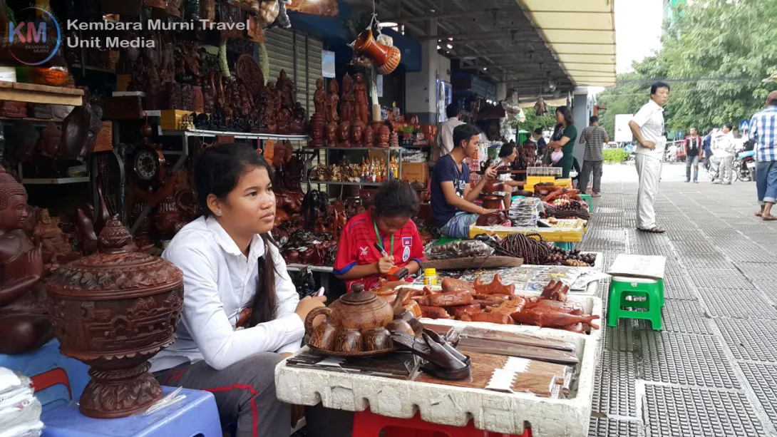 Gadis tempatan sedang menjual barangan keraftangan
